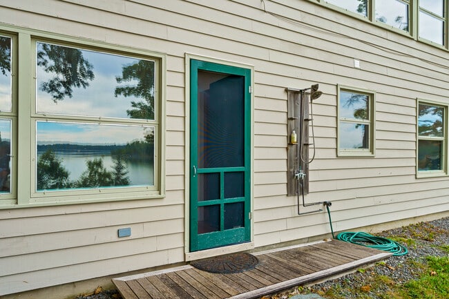 Building Photo - 735 Mere Point Rd