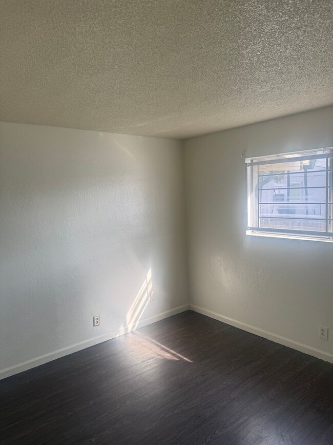 Building Photo - Spacious Condo near Shopping and Dining!