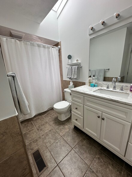 upstairs full bathroom - 7 Spinnaker Way