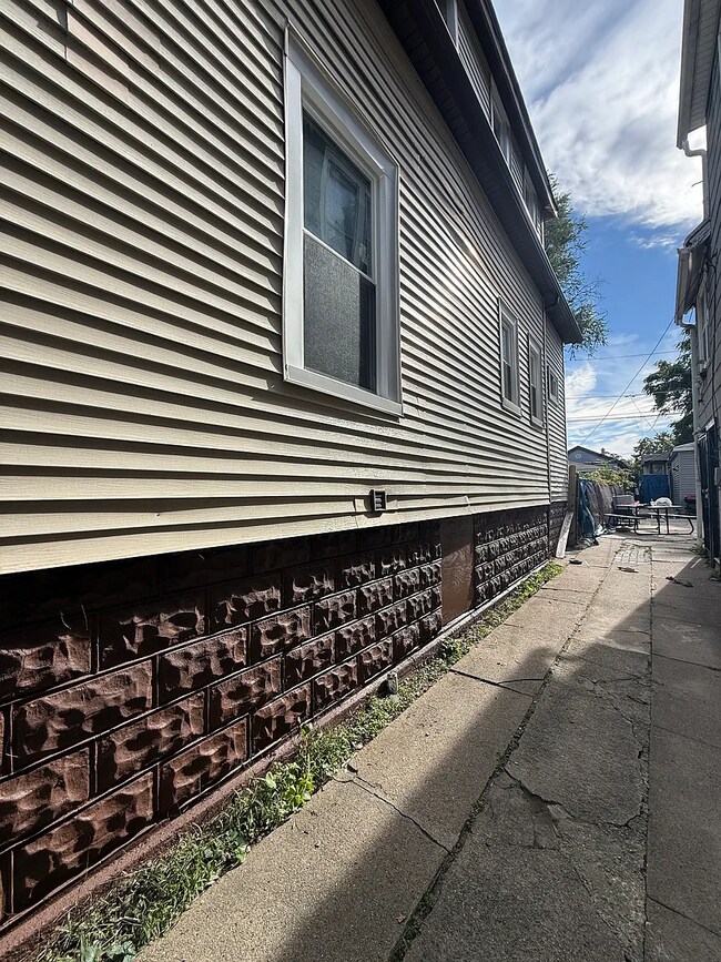 Building Photo - 41 E 100th Pl