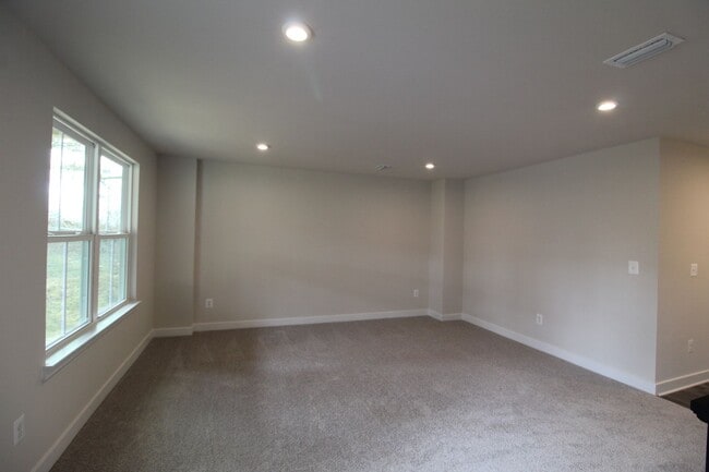 Building Photo - 3 Bedroom 2.5 Townhome Available Now!