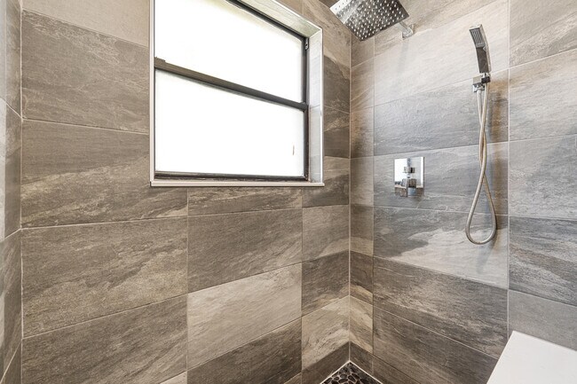 Building Photo - 908 Lakeview Cir