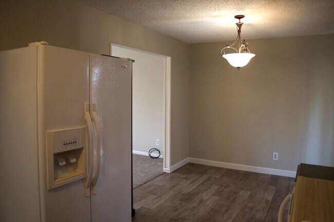 Building Photo - Great 3 Bed 2 Bath House!