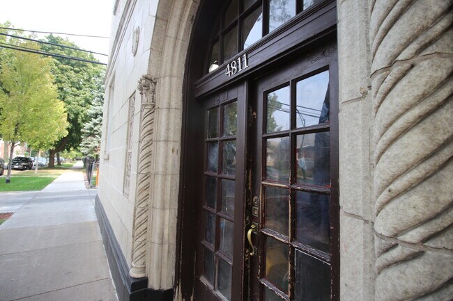 Primary Photo - 4811 N Harding Ave