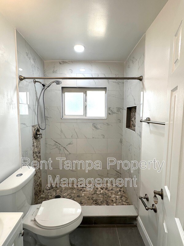 Building Photo - 612-612 17th Ave S