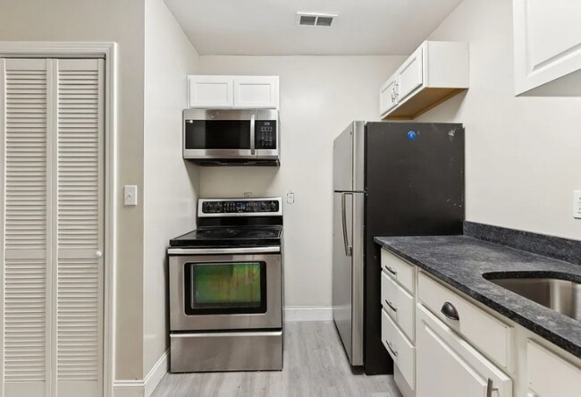 Building Photo - 306 W 17th St