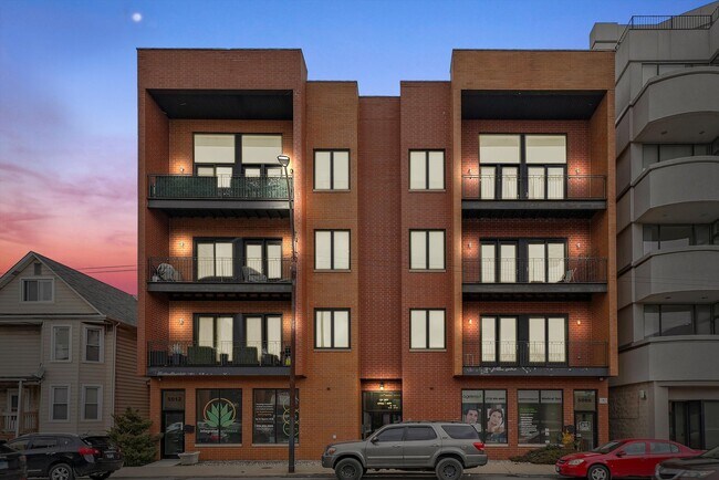 Building Photo - 5010 W Lawrence Ave