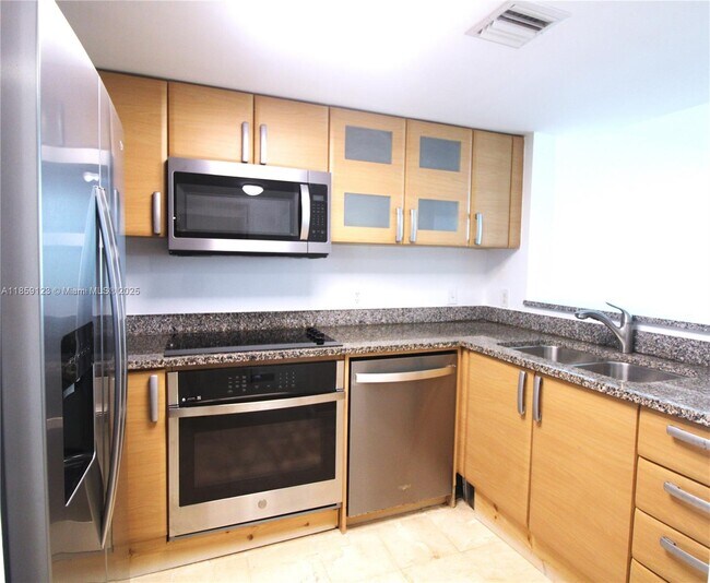 Building Photo - 2101 Brickell Ave