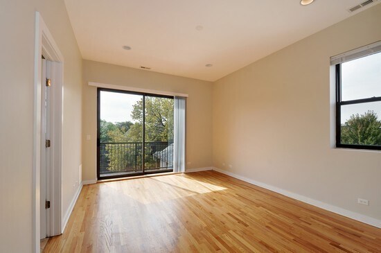 Building Photo - 2151 W Evergreen Ave