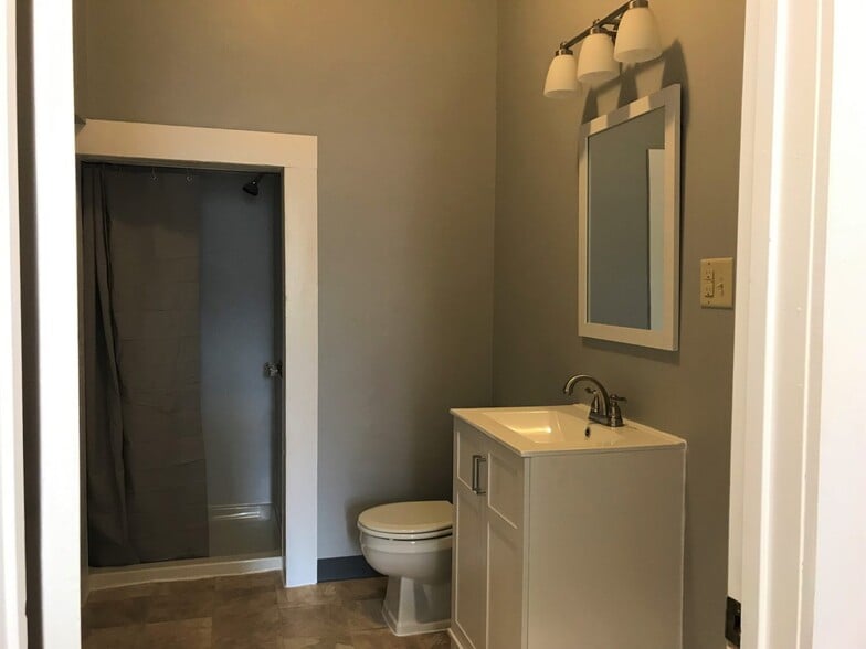 Building Photo - 130 E Main St