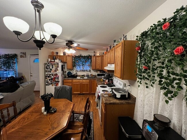 Building Photo - 3-Bedroom/2-Bathroom Single-Family Home – Available August 1st!