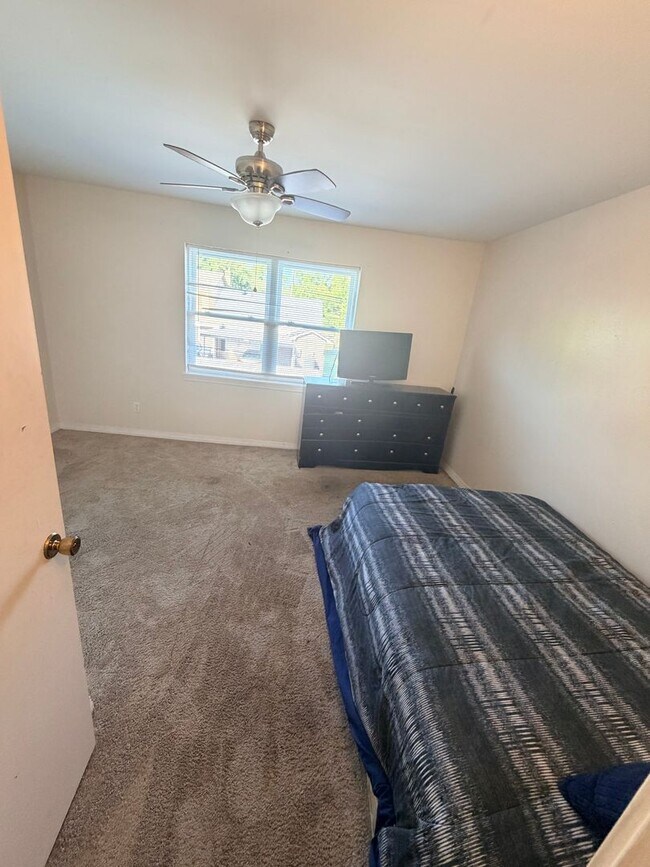 Building Photo - Beautiful 3 Bedroom Townhouse