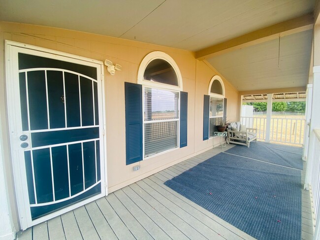 Building Photo - Charming Country Property with Option to L...