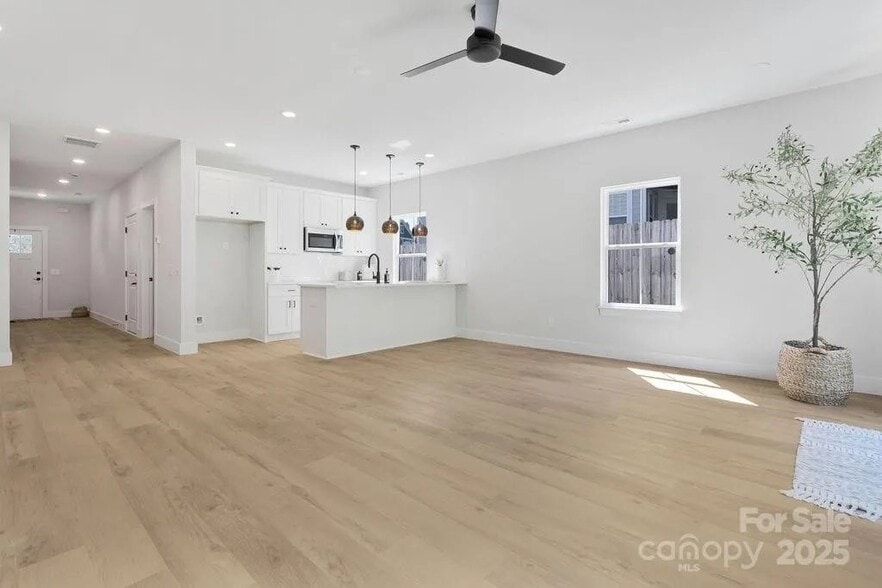 Building Photo - 3127 Columbus Cir