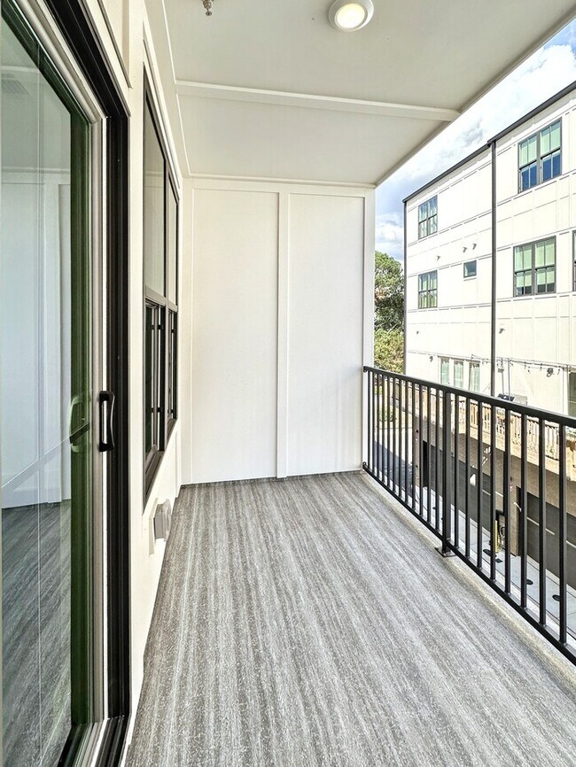 Building Photo - Luxury 2BR/2.5BA Townhome – Steps to Downt...