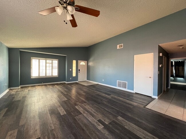 Building Photo - 3 Bedroom 2 Bathroom House with Swimming P...