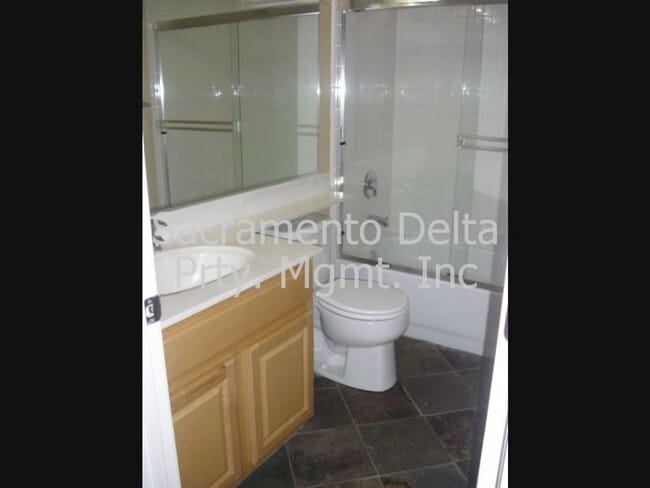 Building Photo - Stunning 4 Bed, 4 Bath Two-Story Home