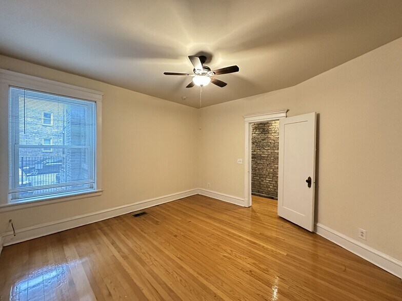 Building Photo - 4118 N Clarendon Ave