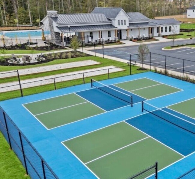 Building Photo - 3 BR, 2 BA with Fenced Yard and Fantastic Amenities!