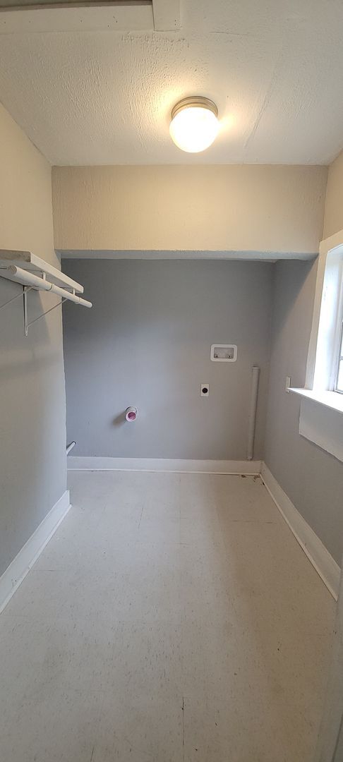 Building Photo - Beautiful 3 bedroom/1.5 bathroom house wit...