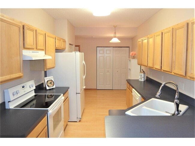 Building Photo - 9204 Holly Ln N