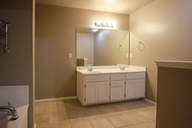 Building Photo - Darling Home In Jenks Schools!