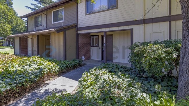 Building Photo - 374 Tabor Ave