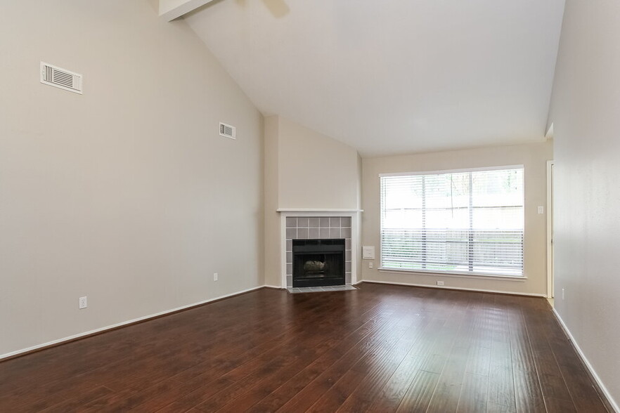 Building Photo - 9215 Grandview Park Dr
