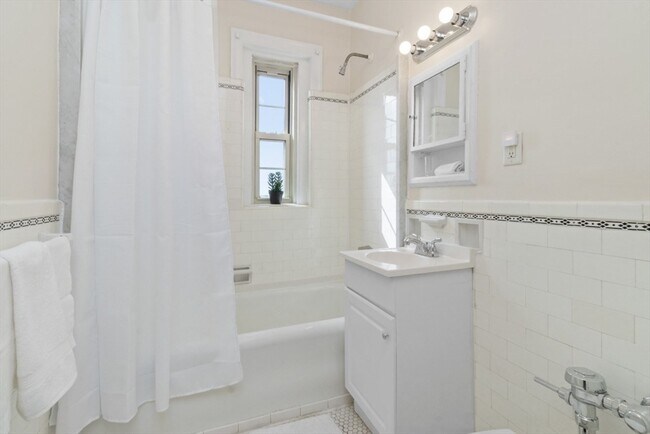 Building Photo - 3 Arlington St