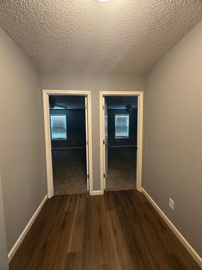 Building Photo - Briarwood West!  End Unit!