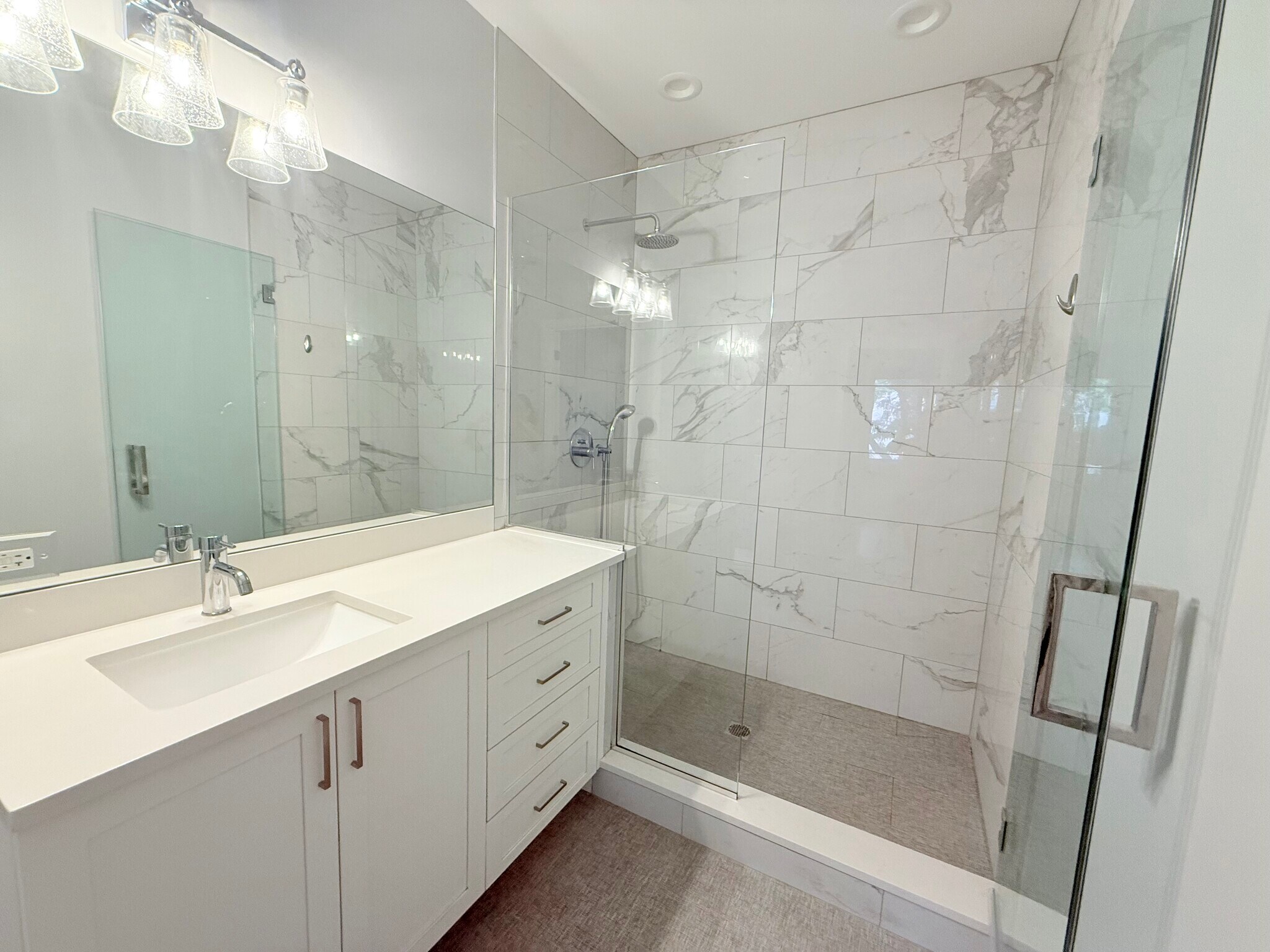 Master bathroom - 2505 W Carmen Ave