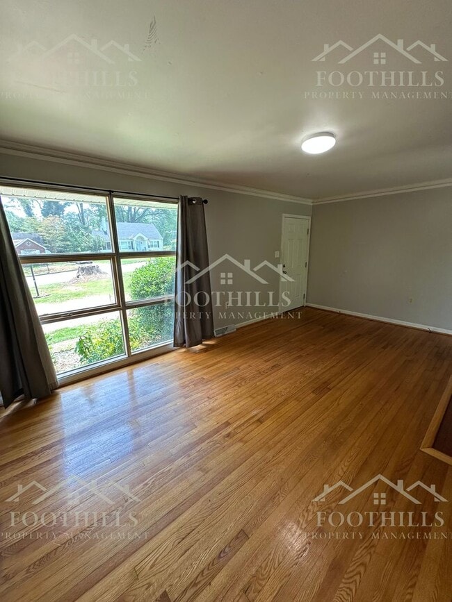 Building Photo - Live Steps Away from Anderson University –...