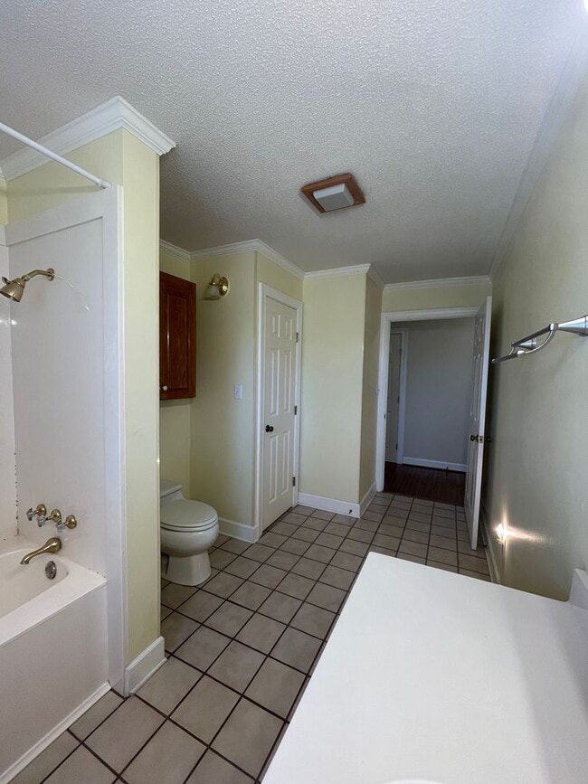 Building Photo - Spacious country home for lease