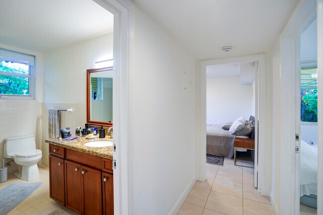 Building Photo - 216 32nd St