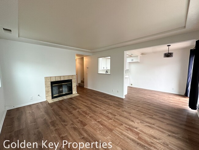 Building Photo - Remodeled Two-Bedroom Townhome in Encinita...