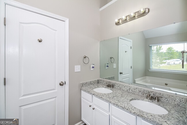 Building Photo - 10950 Southwood Dr