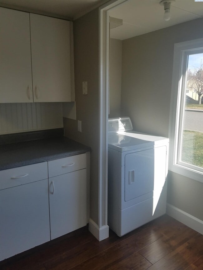 Building Photo - 905 Winslow Ave