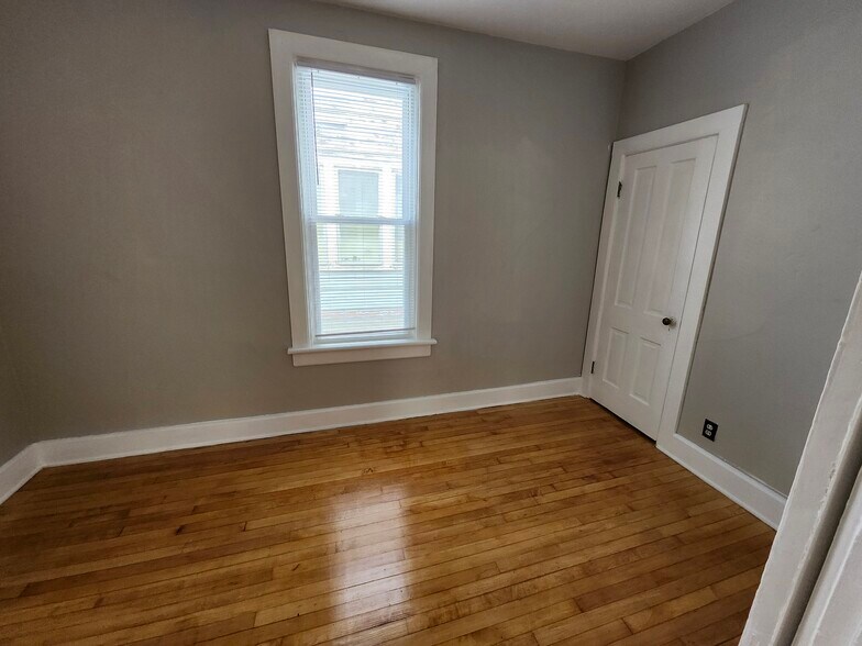 Building Photo - 2564 N Bartlett Ave