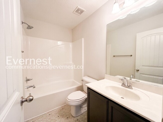Building Photo - 3 Bed/3 Bath Townhome with Garage / Available Now!