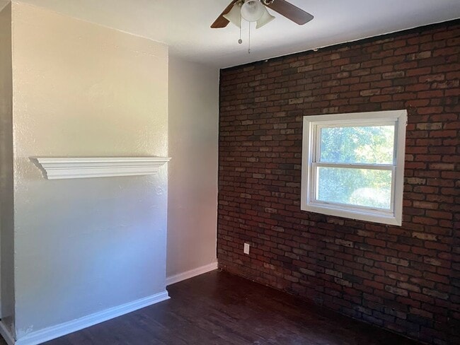 Building Photo - Cozy 1 Bedroom / 2 Bathroom Home in Braddock
