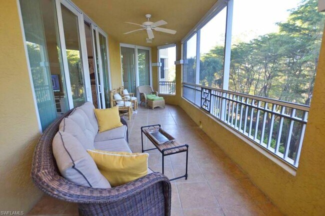 Building Photo - Beautifully decorated split 2/2 in stunnin...