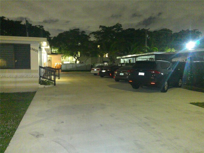 Building Photo - 12400 NE 11th Ct