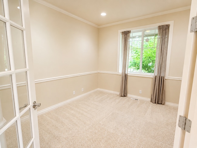 Building Photo - Spacious 5 Bedroom Home with A/C, Den, Waterfall in Prime Kenmore Cul-de-Sac