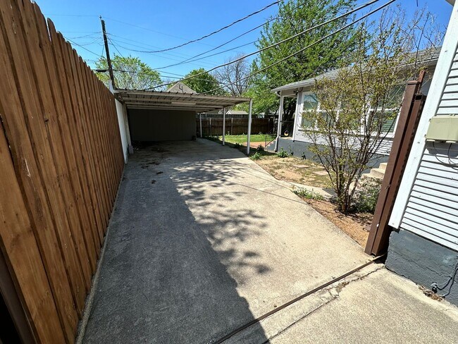 Building Photo - Make this Fairmount Showstopper Home!