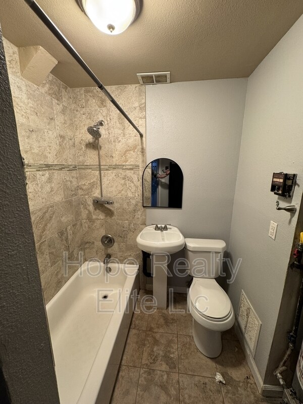 Building Photo - 3378 Foxridge Dr