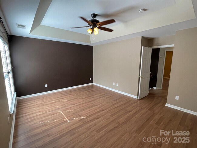 Building Photo - 5044 Parkview Way