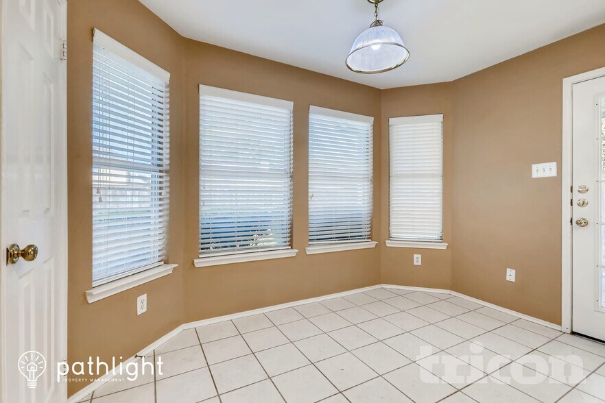 Building Photo - 1801 Pecan View Dr