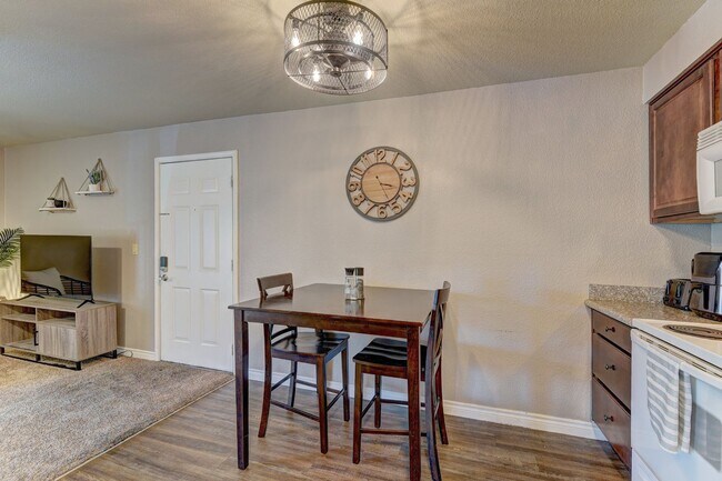 Building Photo - Beautiful condo at a great price!