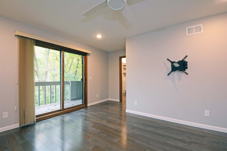 Building Photo - 5536 Village Dr