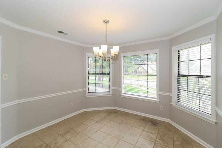 Building Photo - 5996 Lawnhill Dr